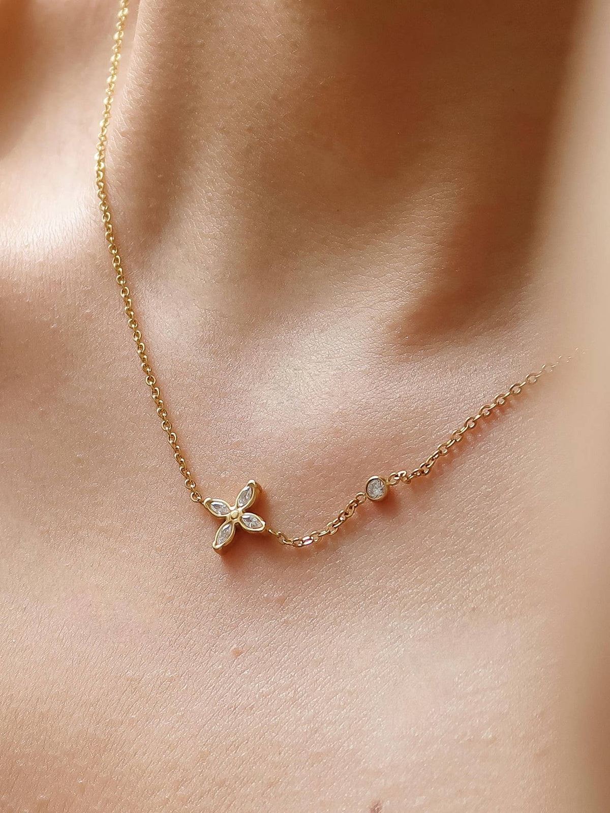 CLYRA GOLD FLOWER PENDANT NECKLACE