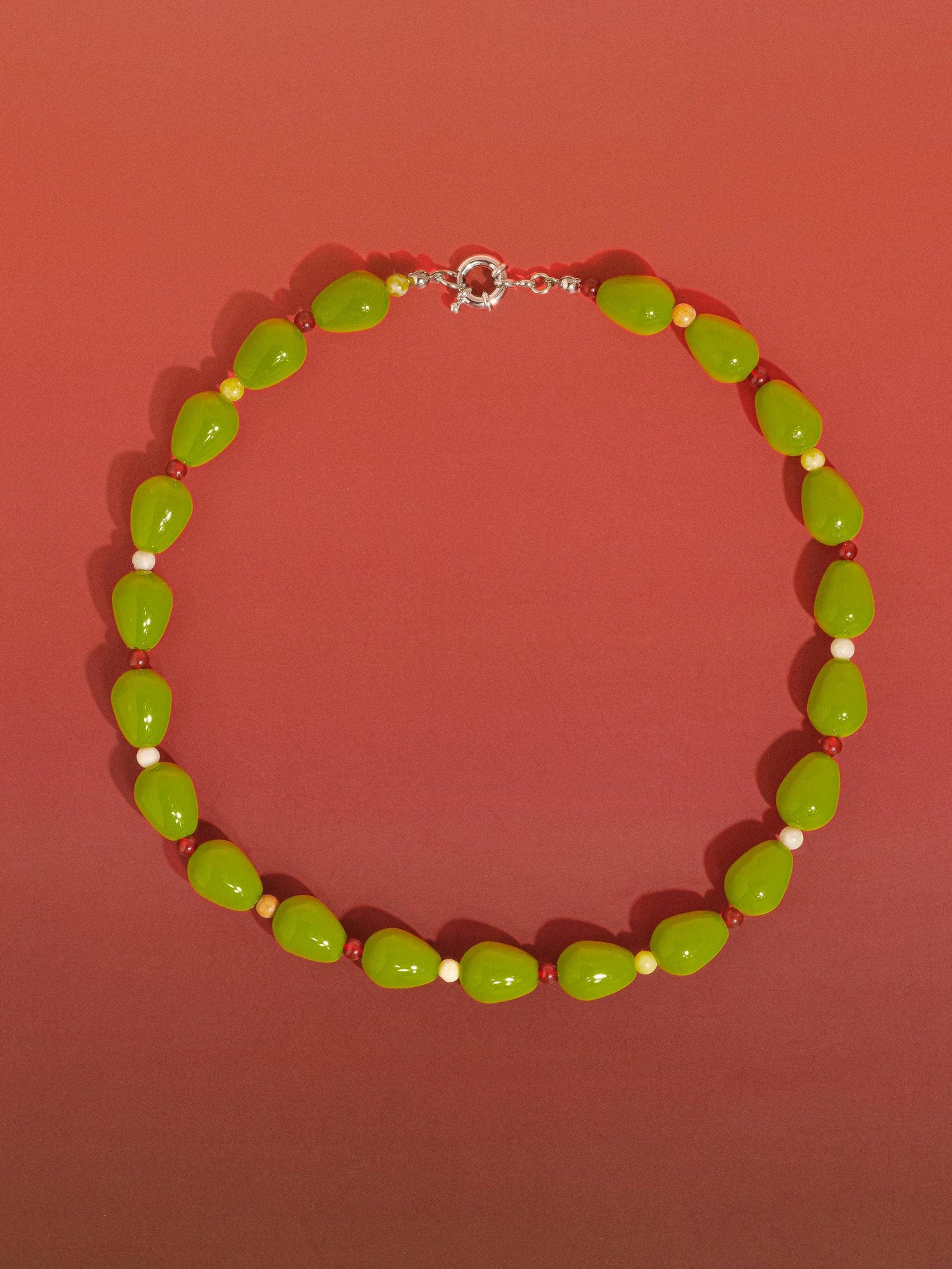 OLIVE RETRO BEADED NECKLACE